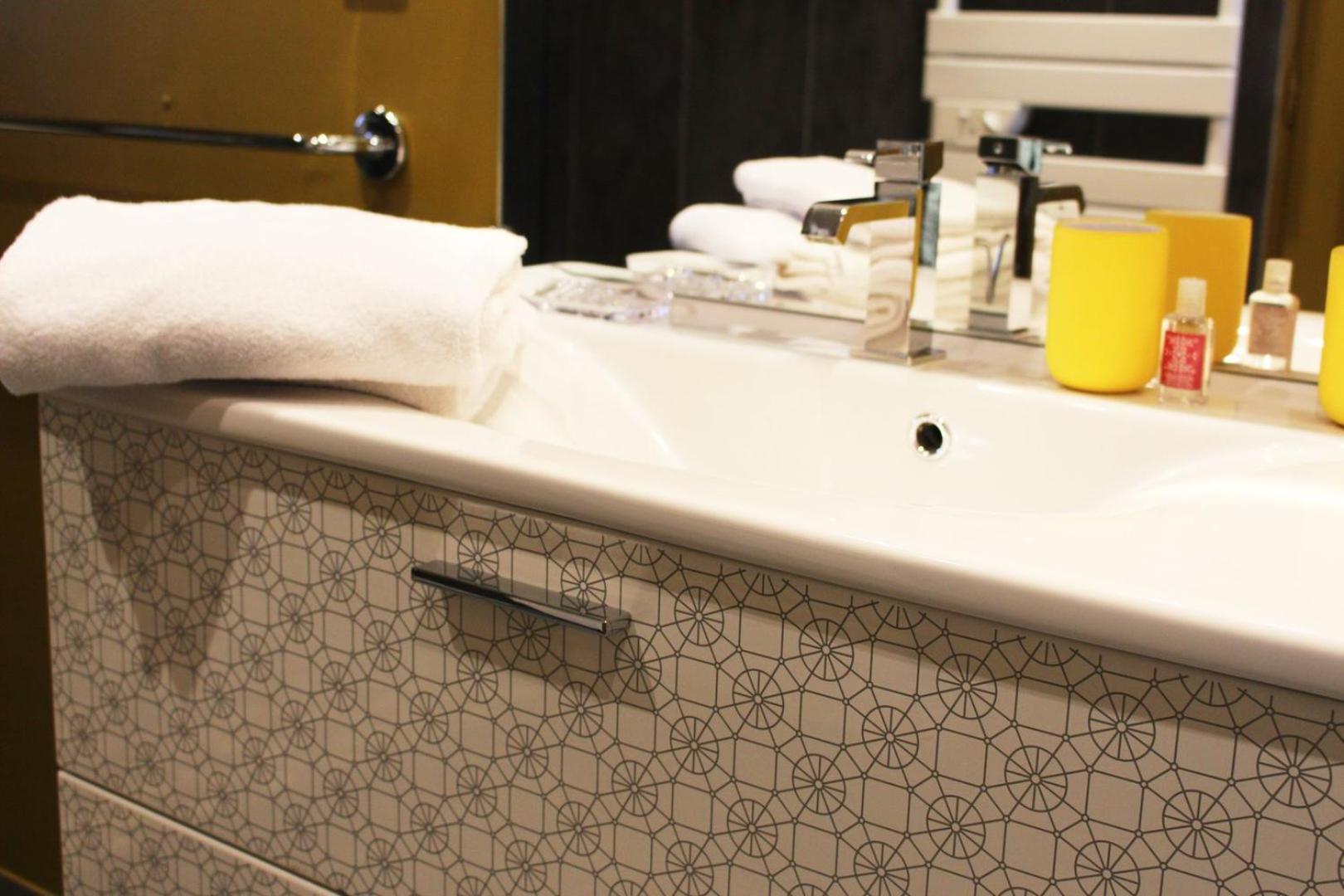 Henri IV - Parking Included - Self Check-In Apartment Chartres Ngoại thất bức ảnh
